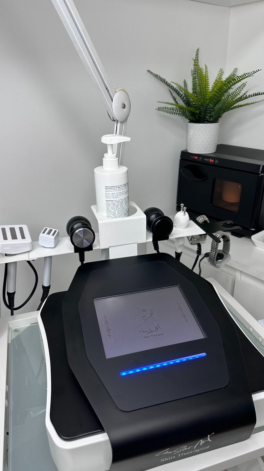 Equipo utilizado para el tratamiento Skinlifting Tecar de diatermia facial con radiofrecuencia en LauSarAnt Barcelona